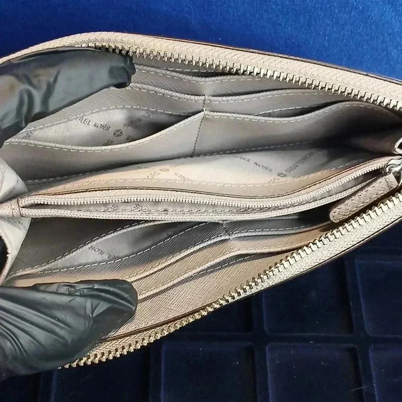 MICHAEL KORS XL ZIPPY WALLET Light Gray - Picture 5 of 12